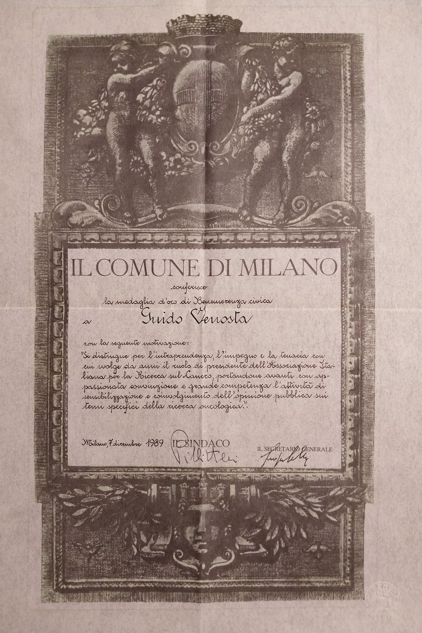 Diploma-Medaglia-d'oro-di-benemerenza-civica-(Ambrogino-d'oro)_1989